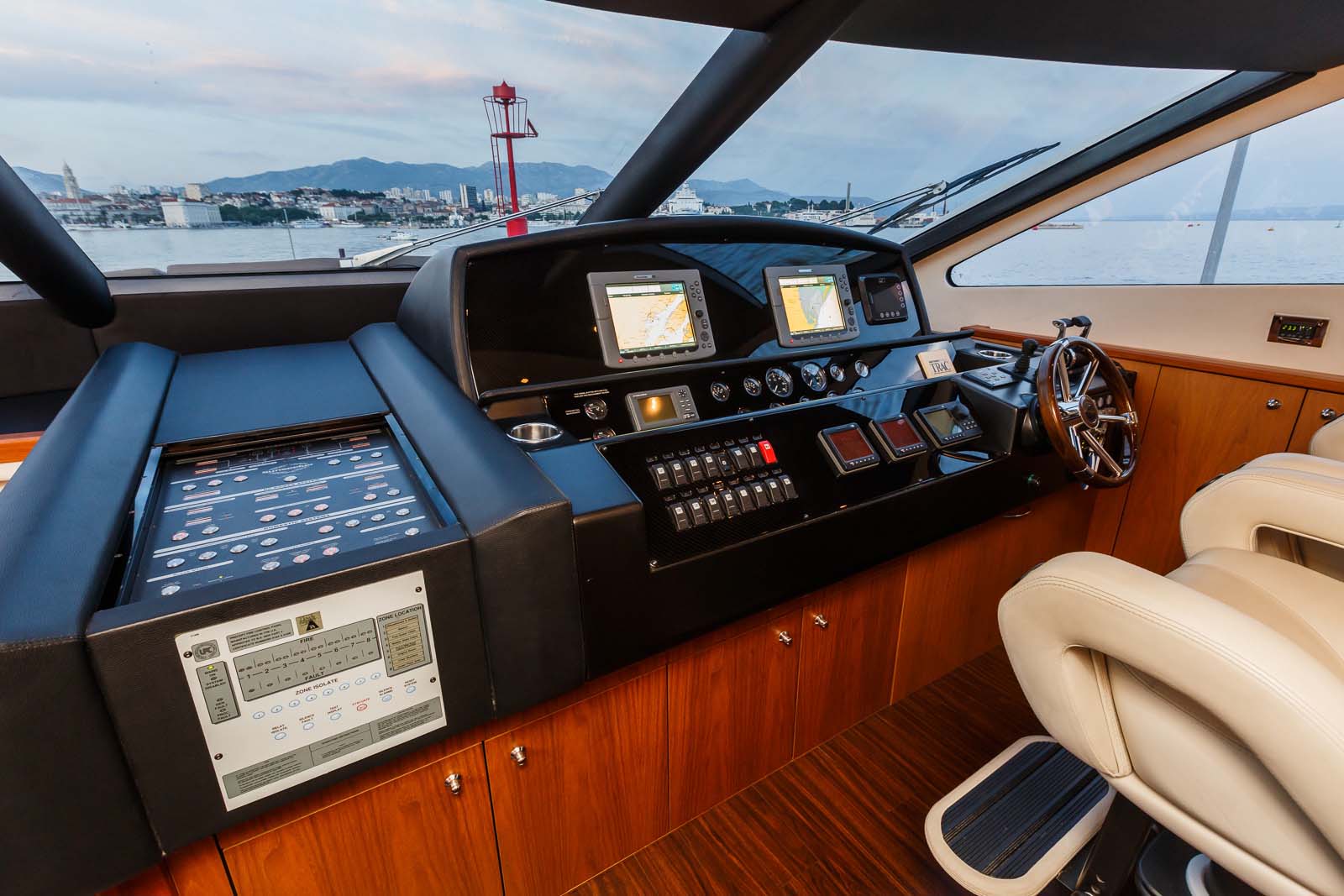 Motor Yacht THE BEST WAY Helm Station Luxury Yacht Browser by